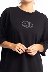 Remera verde militar con efecto gastado, corte oversize y estampado frontal con logo circular en color crudo.