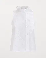 Blusa sin mangas color blanco confeccionada en lino, con cuello alto plisado, cartera lateral asimétrica con pliegues y botones forrados al tono.