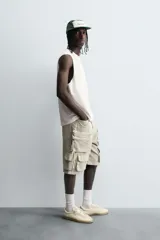 Musculosa gris de corte holgado con cuello redondo y sisa ancha.