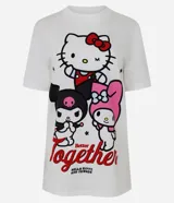 Remera blanca de algodón con cuello redondo y manga corta. Presenta una estampa frontal colorida con los personajes Hello Kitty, Kuromi y My Melody junto a la frase Better Together.