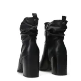 Bota de caña media Bottero, color negro, confeccionada en cuero con acabado texturizado. Presenta un diseño con efecto fruncido en la caña, punta fina y taco cuadrado de altura media.