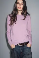 Cinturón de piel color marrón oscuro, de 3 cm de ancho, con hebilla metálica ovalada de estilo western en color plateado.