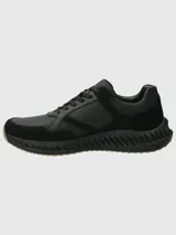 Sneaker urbana de hombre con diseño técnico, confeccionada en una combinación de cuero liso y gamuza. Presenta una suela con tecnología Spinal que ofrece amortiguación y retorno de energía, con base de goma para mayor tracción y estabilidad.