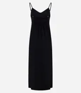 Vestido largo de corte evasé confeccionado en crepé color verde oliva. Presenta escote corazón, breteles finos ajustables, espalda con lastex y tajo lateral en el ruedo.