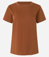 Remera básica de cuello redondo y manga corta, confeccionada en algodón peruano de alta calidad. Presenta un diseño liso y versátil, ideal para uso diario.