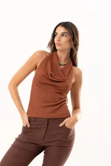 Top sin mangas color marrón con cuello volcado, confeccionado en tela de punto con textura sutil.