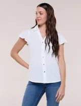 Camisa de seda fría blanca con cuello solapa, escote en V y cierre frontal de botones. Cuenta con mangas cortas con volados.