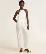 Pantalón aladim color blanco con textura, cintura elástica y bajo con elástico.