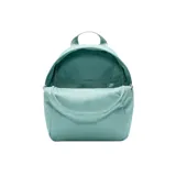 Mochila pequeña Nike Sportswear, color verde menta o celeste claro, con textura tejida y logo Nike grande en blanco en el frente. Presenta un compartimento principal con cierre, un bolsillo frontal con cierre y bolsillos laterales abiertos.