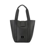 Bolso negro tipo tote con correa de hombro y necessaire con cierre.