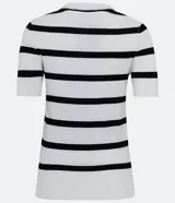 Blusa de punto ligero con diseño de rayas horizontales, cuello redondo y mangas cortas. Confeccionada en una mezcla de viscosa y poliamida, presenta un ajuste al cuerpo.