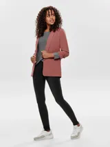 Blazer regular fit color rosado viejo, con cuello solapa, mangas 3/4 y bolsillos frontales ribeteados.