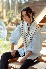 Camisa celeste con cuello mao y mangas abullonadas.