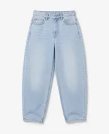 Pantalón jean de corte barrel y silueta oversize, en color celeste claro, con diseño de tiro alto y bolsillos delanteros y traseros.
