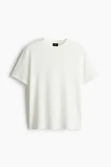 Remera de punto de mezcla de algodón con textura acanalada, cuello redondo y corte regular.