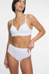 Sostén blanco con copas triangulares, elástico en el bajo busto y breteles ajustables.