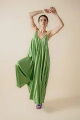 Vestido largo color verde pistacho, de satén, con breteles finos y corte amplio.