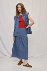 Falda midi de denim color beige, con diseño de volados y caída fluida.