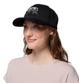 Gorra snapback negra con parche frontal en forma de oso, que contiene un paisaje montañoso en tonos grises y blancos.