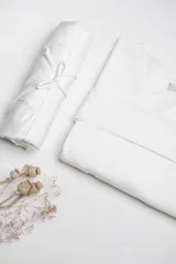 Set maternal compuesto por un camisón y una bata de algodón, diseñado para brindar comodidad durante el embarazo, la lactancia y el postparto.