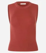 Blusa sin mangas color beige confeccionada en tejido de punto con textura acanalada y cuello redondo.