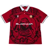 Camisa tipo polo roja de manga corta con cuello blanco y ribetes blancos en las mangas. Presenta un estampado grande en negro con una figura femenina en el centro, la palabra "BLACHAIR" y otros gráficos de estilo gótico/urbano.