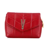 Cartera tipo sobre de diseño acolchado con costuras geométricas en forma de V. Presenta un aplique metálico dorado con la letra V en el frente y correa de cadena dorada.