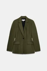 Blazer verde militar entallado con cuello de solapa, manga larga, cierre frontal de un botón y bolsillos con solapa.