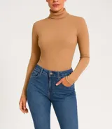 Body color marrón de tejido de punto acanalado, con cuello alto y mangas largas.