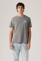 Remera gris de manga corta marca Levi's, con cuello redondo y pequeño logo bordado en el pecho.