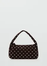 Bolso de mano tipo baguette de cuero marrón, adornado con tachas metálicas plateadas dispuestas en todo su diseño, incluyendo la correa.
