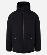 Campera puffer de hombre color verde militar, con capucha integrada, cierre frontal por cremallera y bolsillos cargo frontales. Presenta un diseño acolchado con acabado mate y ajuste en las mangas.