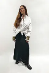 Falda larga negra tejida con cintura elastizada ajustable con cordón.