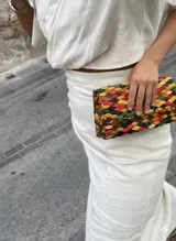 Cartera de mano tipo clutch Culebra, confeccionada artesanalmente con pequeñas piezas de madera en múltiples colores formando un diseño de mosaico.
