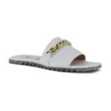 Sandalias bajas veganas color negro con suela de caucho ecológico y capellada de material Vynyltech. Presentan una cadena dorada decorativa en la tira superior.
