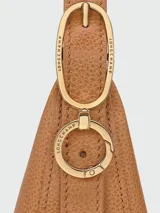Cartera crossbody Longchamp de la línea Le Foulonné en color verde oliva, con diseño estructurado de media luna, correa ajustable para el hombro y cierre superior de solapa.