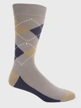 Media de caña media con diseño de rombos en tonos beige, gris y azul marino. Presenta un pequeño bordado del logo de la marca en uno de los rombos.