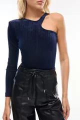 Body azul marino de tejido acanalado con brillo, corte asimétrico con un hombro descubierto y manga larga.