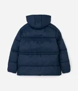 Campera puffer acolchada azul marino de Ashua, con capucha, mangas largas, bolsillos frontales, cordón regulable en la cintura y cierre frontal con broches a presión.