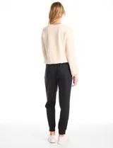 Jogger deportivo de corte holgado, con cintura elástica y lazo de ajuste, bolsillos laterales y puños elásticos en los tobillos.