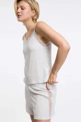 Short de pijama de rib color gris melange, con cintura elástica y detalle de encaje en los laterales.