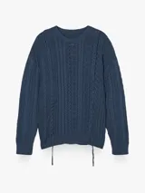 Sweater de punto color azul, con cuello redondo, manga larga y diseño de tejido a cables. Presenta detalles de cordones decorativos en el ruedo.