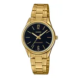 Reloj analógico Casio de diseño clásico con caja y malla de acero inoxidable en tono dorado. Presenta una esfera redonda de color negro con índices y manecillas doradas, destacando los números 6 y 12. Cuenta con movimiento de cuarzo y cierre desplegable.