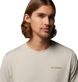 Remera técnica Columbia para hombre, de color gris claro, manga corta y cuello redondo. Cuenta con el logo de la marca bordado en el pecho en tono amarillo.