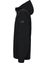 Campera negra con capucha de nailon reciclado, estilo blusón, con cierre de cremallera, bolsillos delanteros con cremallera, puños y dobladillo elásticos, tirador de cremallera con la marca e insignia con el logo de Calvin Klein en la manga.