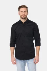 Camisa de vestir manga larga color negro, con cuello abotonado (button-down), bolsillo frontal con logo bordado a tono y cierre de botones.