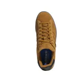 Championes adidas modelo Campus ADV, confeccionados en gamuza color marrón con suela de goma oscura y detalle de etiqueta con logo en el lateral.