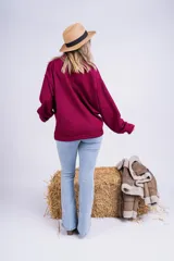 Sweater de punto color marrón con cuello en V y mangas largas.