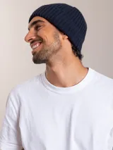 Gorro de lana marrón con diseño de punto canalé y etiqueta de cuero con logo en el lateral.