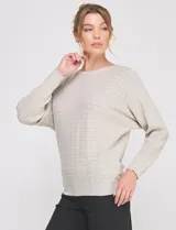 Buzo de punto calado en hilado fino, marca Allie Rose, de color gris. Presenta una silueta relajada con escote a la base, mangas largas de corte caído con puños ajustados y ruedo recto con pretina acanalada.